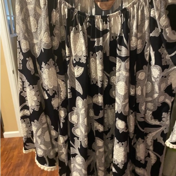 Blk/wht/silver oversized work/dinner blouse - Picture 2 of 3